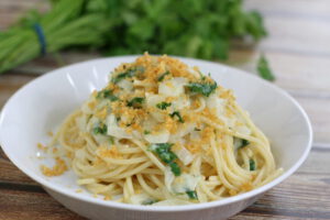 Pasta met witte ui en broodkruim