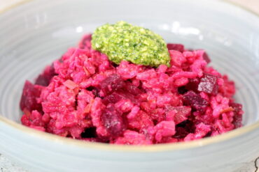 Bieten risotto met rucola pesto